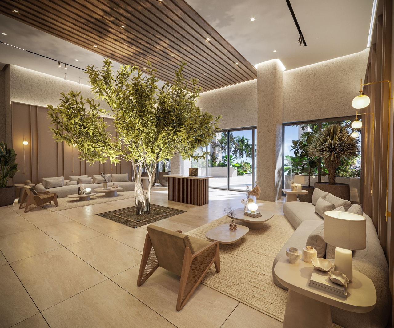 Lobby residencial de doble altura con árboles interiores y cielo raso de listones de madera