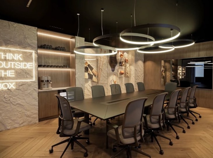 Sala de juntas con lámparas circulares y letrero de neón